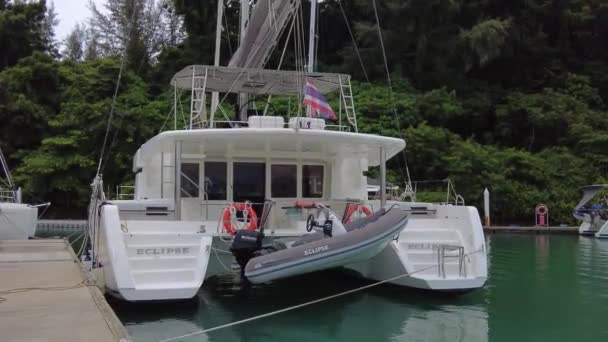 Luxuriöser Segel Katamaran Yachthafen Cockpit Einer Segeljacht Aus Nächster Nähe — Stockvideo