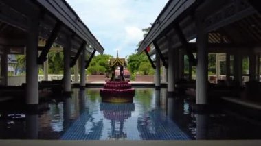 Phuket 'teki Dusit Thani Laguna Oteli' nin lobisinde havuz ve dekorasyon.