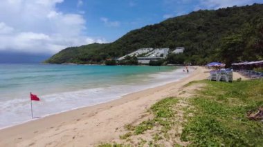 Phuket Sahili alçak mevsimde, Andaman Denizi kumlu plajı