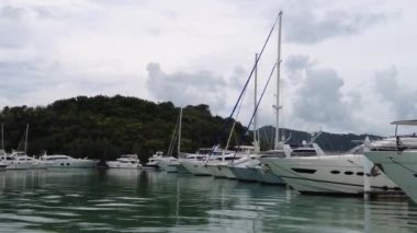 Yat kulübünde lüks yatlar ve katamaranlar, yat limanında yelkenli katamaranlar ve motorlu yatlar