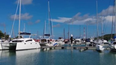 Yelkenli katamaran, trimaran ve monohull yat limanında, yat kulübünde çeşitli yelkenli tekneleri