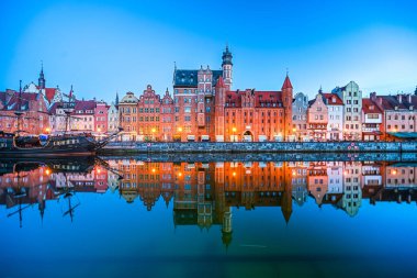 Gdansk Polonya 'nın büyüleyici eski kasabası, sabahın erken saatlerinde.