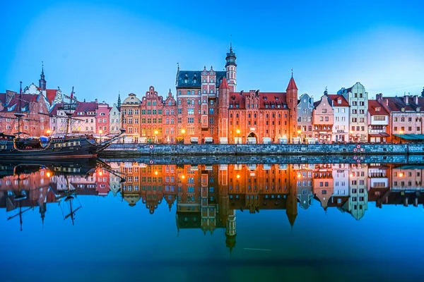 Gdansk Polonya 'nın büyüleyici eski kasabası, sabahın erken saatlerinde.