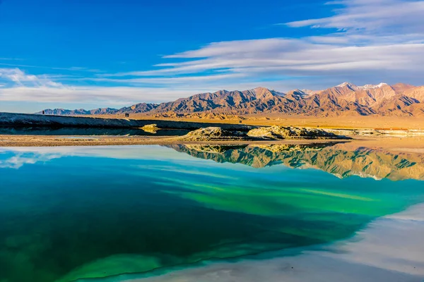 Qinghai 'deki mavi gökyüzünün altındaki Zümrüt Gölü, göl temizdir, her zaman üç renk gösterir, sihirli bir göl..