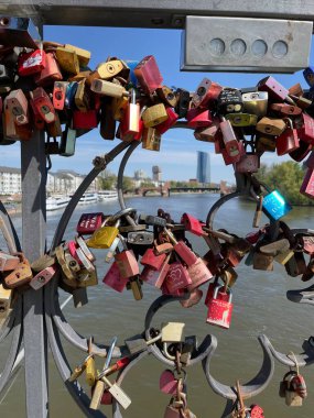 Frankfurt Almanya 'sının ana nehir boyunca uzanan demir köprüsüne yerleştirilen Aşk Kilitleri' nin yakın görüntüsü