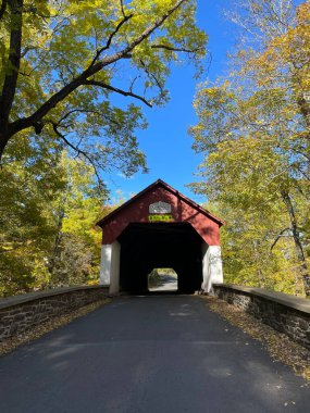 Eski Frankenfield Pipersville Bucks County Pennsylvania 'daki köprüyü güneşli bir sonbahar öğleden sonrasında kaplamıştı..
