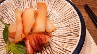 Izgara mürekkep balığının yakın çekimi.