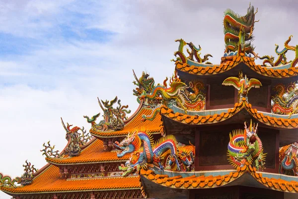 Närbild Drakskulptur Kinesiskt Tempeltak — Stockfoto