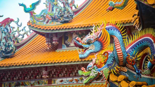 Nahaufnahme Einer Drachenskulptur Auf Dem Chinesischen Tempeldach — Stockfoto