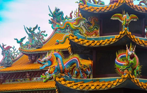 Nahaufnahme Einer Drachenskulptur Auf Dem Chinesischen Tempeldach — Stockfoto