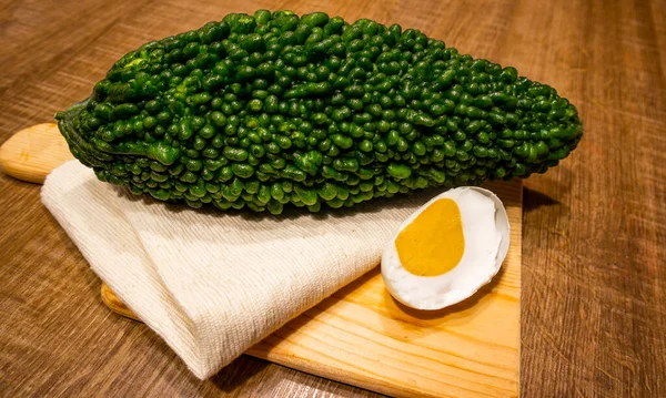 モモルディカ チャルチャンティアと鴨の卵の塩辛 — ストック写真