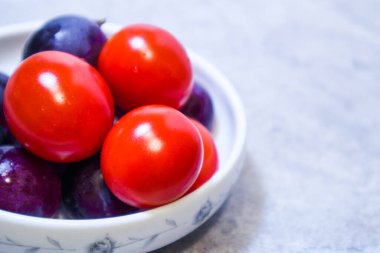 Üzüm ve domates yakın plan.