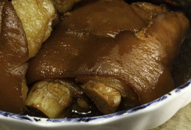 Pirzola kaplı domuz budu.