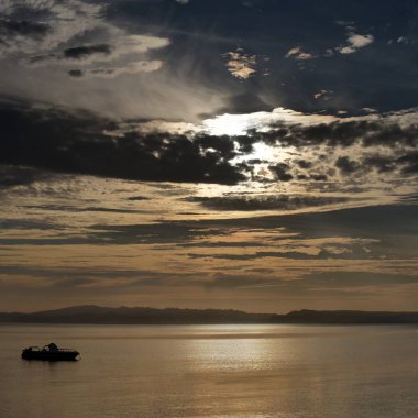Assala 'da gün doğumu, Dahab, Kızıl Deniz kıyılarında, kara yağmur bulutları ve güneş, Sina, Mısır