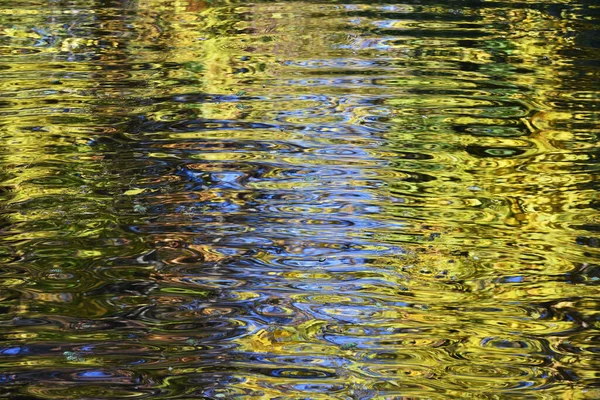 Heldere Achtergrond Met Reflecties Van Herfstbomen Het Water Wazig Met — Stockfoto