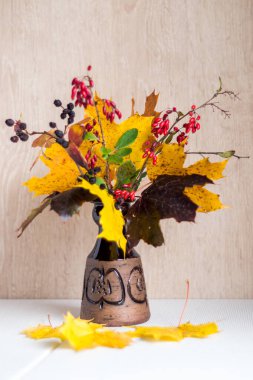 Sonbahar, bir buket sarı ve kırmızı çiçekle sakin bir hayattır.