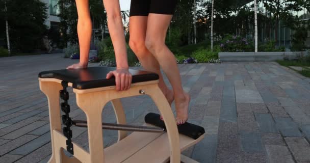 Pilates Reformator Krzesło Kobieta Fitness Jogi Siłownia Ćwiczenia Korekta Układu — Wideo stockowe