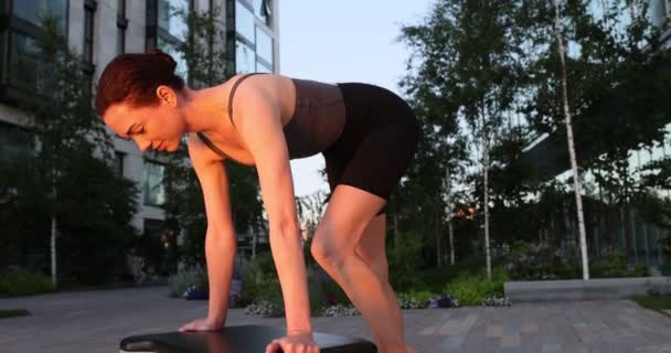 Pilates Reformer Stuhl Frau Fitness Yoga Gymnastik Korrektur Des Bewegungsapparates — Stockvideo