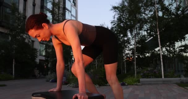 普拉提改革家主持女子健身瑜伽锻炼 肌肉骨骼系统的矫正 美丽的身体 高质量的照片 — 图库视频影像