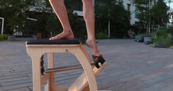 Pilates Reformer Elnök Fitness Jóga Torna Csont Izomrendszer Helyreállítása Gyönyörű — Stock videók