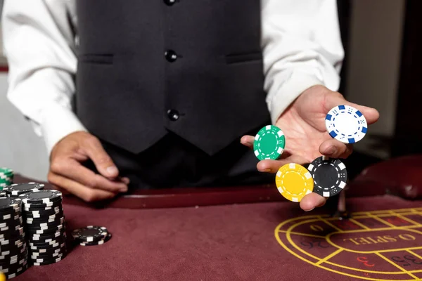 Kasino Poker Die Hände Eines Spielers Pokerspieler Spielchips Und Würfel lizenzfreie Stockfotos