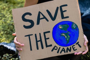 Üzerinde yazı olan karton. Ormandaki gezegeni kurtarın. Yosun. Ekolojik kavram. Yüksek kalite fotoğraf