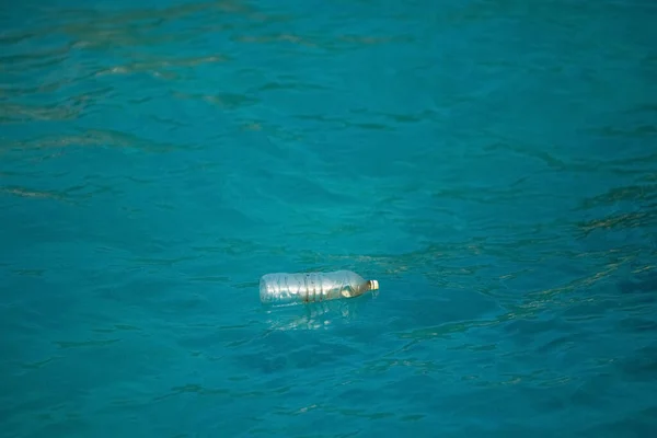 Wylał Śmieci Oceanu Malediwach Puste Zużyte Plastikowe Butelki Brudny Ocean — Zdjęcie stockowe
