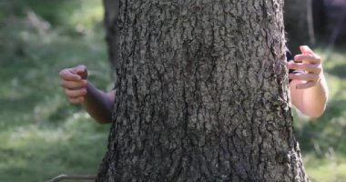 Karton bir arkaplanda geri dönüşümün sembolü. Elinde karton tablet tutan bir kız. Çevre kirliliği. Geri dönüşüm sorunu. Çevreyi Kurtarın. Yüksek kalite fotoğraf