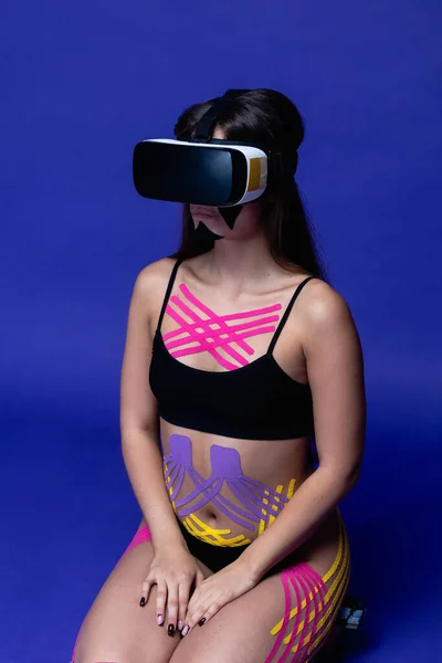 Gyönyörű Fiatal Szemüveggel Virtuális Valóság Kozmetológiai Kinesio Kazetták Wellness Jól — Stock Fotó
