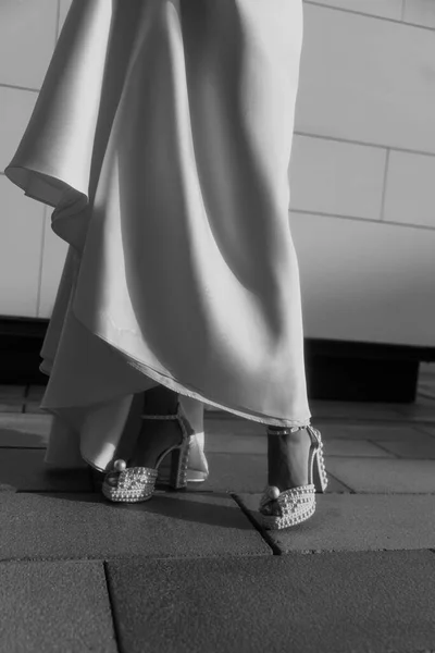 Закрыть Ноги Невесты Красивых Туфлях Готовлюсь Свадьбе Высокое Качество Фото — стоковое фото