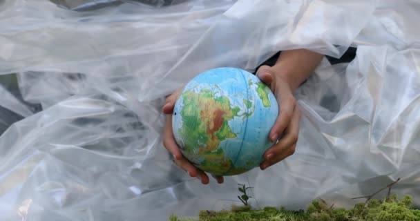 Globo Filme Plástico Floresta Verde Poluição Meio Ambiente Problema Reciclagem — Vídeo de Stock