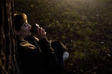 Güzel genç kız elinde yeniden kullanılabilir kahve kupası tutuyor. Sürdürülebilir yaşam tarzı. Çevre dostu kavram. Yüksek kalite fotoğraf