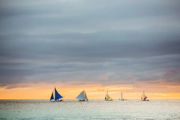 Zeilboot Naar Zonsondergang Boracay Eiland Filippijnen Hoge Kwaliteit Foto — Stockfoto