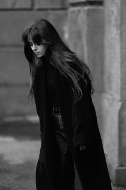 Siyah ceketli güzel bir kadın. Yüksek kalite fotoğraf