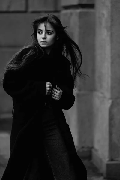 Una Joven Hermosa Mujer Con Abrigo Negro Foto Alta Calidad — Foto de Stock