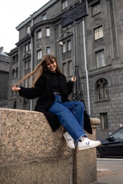 Sokak dinamik bir portrede mutlu şık ve zarif bir kadın. Yüksek kalite fotoğraf