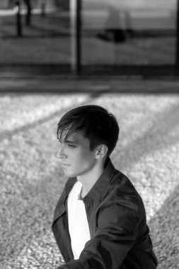 Dışarıdaki yakışıklı adam portresi. Yüksek kalite fotoğraf