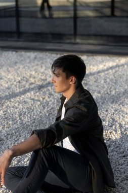 Dışarıdaki yakışıklı adam portresi. Yüksek kalite fotoğraf