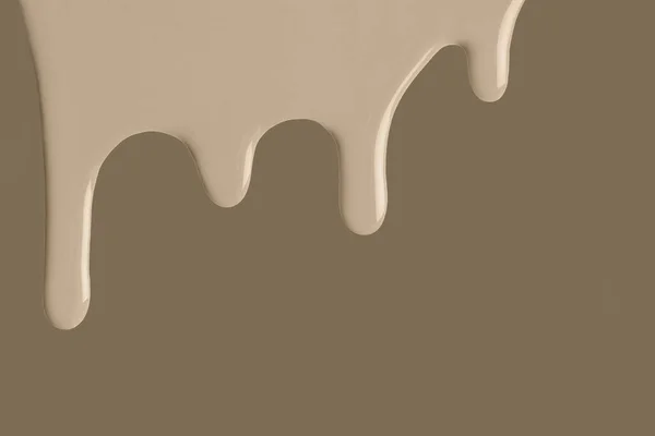 Gocce Liquide Beige Colore Vernice Fluiscono Giù Sfondo Marrone Fondo — Foto Stock