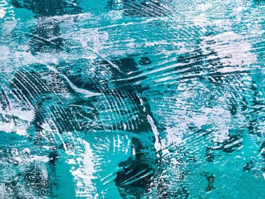 Soyut sanat arka planı açık mavi ve beyaz renkler. Turkuaz gradyanlı tuvale suluboya boya. Fırça darbesi desenli akrilik arkaplan.