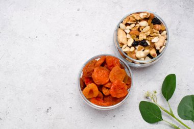 Kavanozda kurutulmuş meyve.