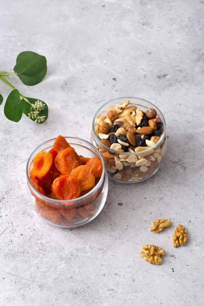 Kavanozda kurutulmuş meyve.