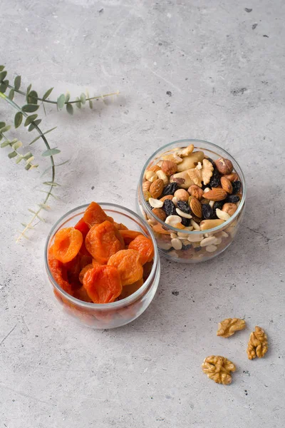 Kavanozda kurutulmuş meyve.