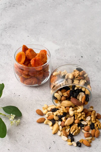 Kavanozda kurutulmuş meyve.