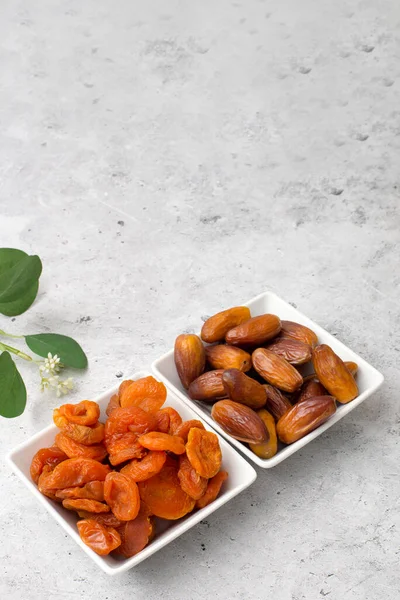 Kayısı ve hurma dolu kaplar.