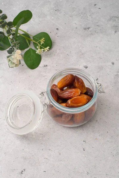 Kavanozda kurutulmuş meyve.