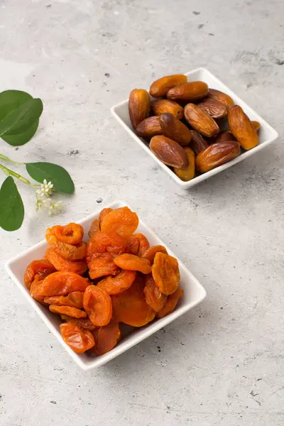 Kayısı ve hurma dolu kaplar.