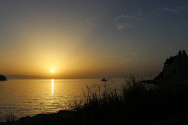 Gün batımında doğa ve deniz manzarası