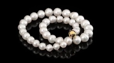 Pearl siyah arka planda takı takıyordu. İnci yapımı yüzük, küpe, kolye 3D canlandırma animasyonu. Mücevher ve süsler için reklam kavramı.
