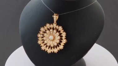 Altın opal ve inci kolye tohumu dönüyor. 3D canlandırma canlandırması. Mücevher ve süsler için reklam kavramı.
